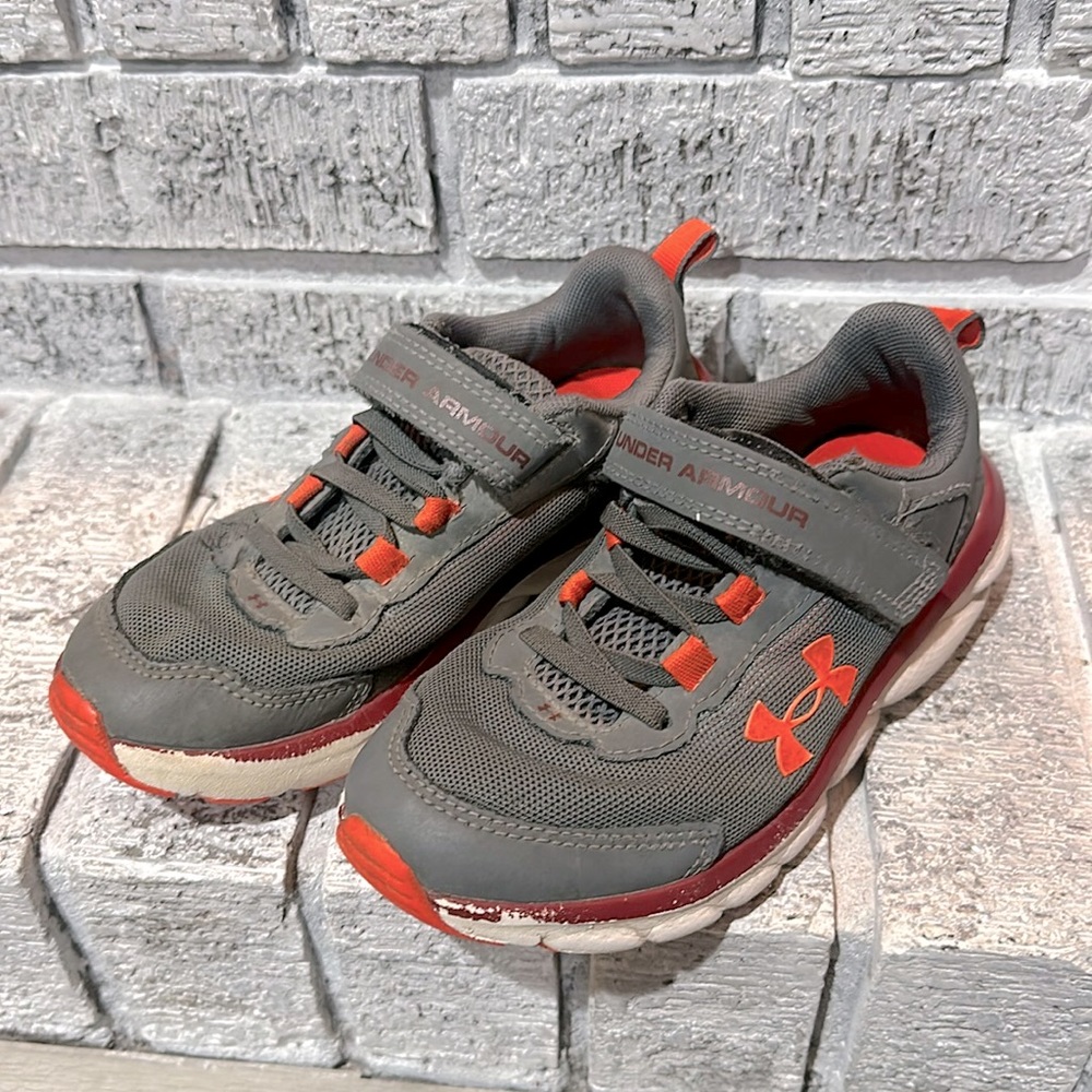 Under armor sneakers, colors, gray and orange size 13 kids